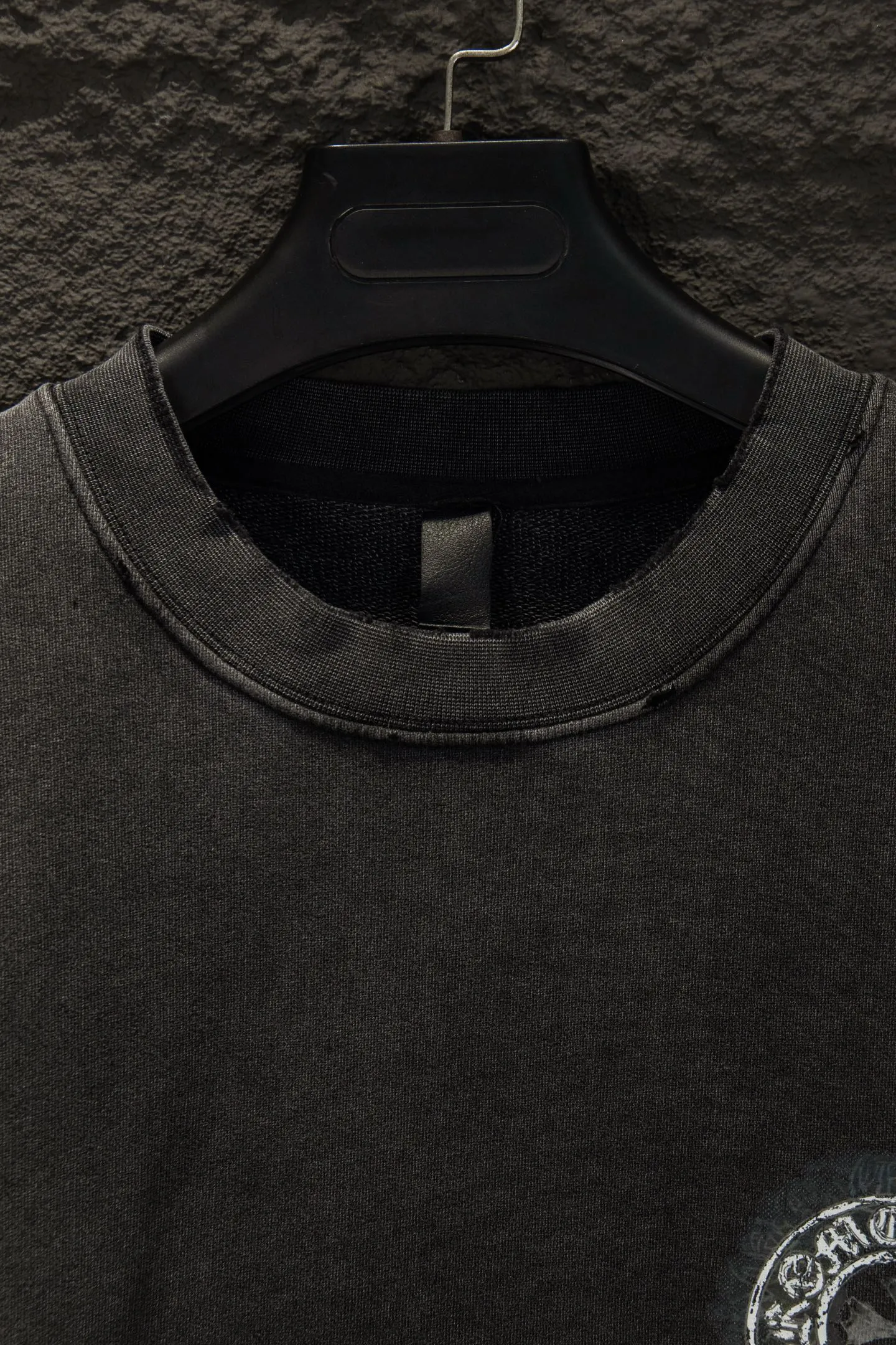P270 🆕Chromehearts distressed and fried hooded sweatshirt. The os version is really charming. Chromehearts is also really unique. Every new season has the best version. It is very practical and can be worn casually. Nice✔️ - ⚠️100% cotton. Made of custom-dyed terry cotton sweatshirt surface, 420g double-ply double yarn, comfortable to the touch. Made from imported knitting needle carded cotton, the thickness is moderate, drapey and contoured, making the upper body comfortable! ! It is very tolerant to fat body types and can instantly lose five pounds after wearing it!  The front cuffs and back chest are made of direct-injection printing environmentally friendly glue material, using a mechanized printing process. Mechanical printing has high precision, the positioning accuracy can reach ±0.02mm, and the quality is stable.  The body is treated with frayed elements, which greatly increases the interest of the clothing; it has a unique visual effect.  Pants hem Loose closing Double-layer fabric Good closing effect Exquisite hemming Color: washed black, fried gray Size: S-M-L-XL